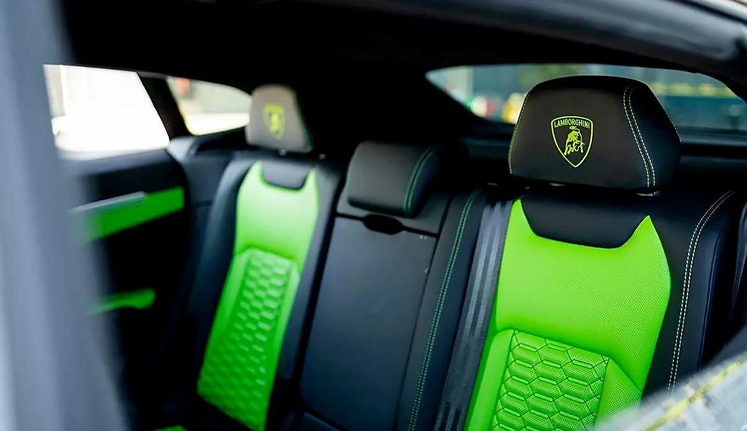 Lamborghini Urus photographed for the M / CARS / MIAMI method guide